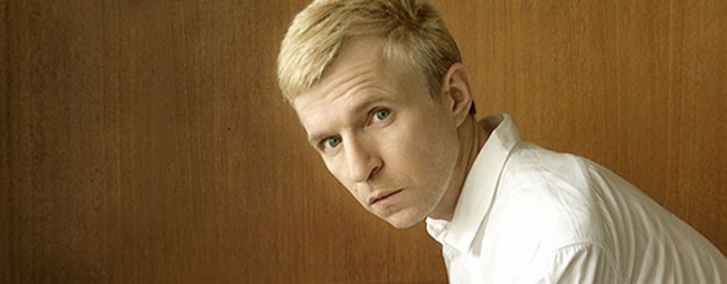 CRITIQUE// Jay-Jay Johanson présente son intime “Bury the Hatchet” à l’Alhambra